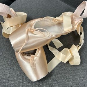 Bloch Heritage Pointe Shoe with Ribbons and Elastics sewn.  Size 6 1X Brand New!